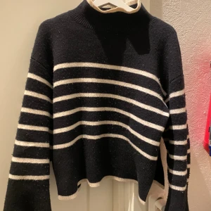 Stickad tröja  - En sjukt varm stickad tröja i ullblandning som sitter så fint. Köpt för 599 förra året. Nopprorna tas självklart bort innan paketering!