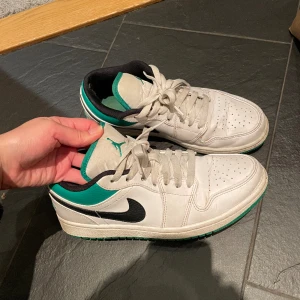 Jordan low - Låga jordans i storlek 40. Okej skick, behöver ett byte av snören och en lite putsning.