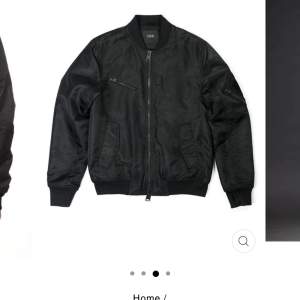 DRKN bomber jacket  Svartfärgad Ny pris 1999 Säljer för 950 Size L Unisex Condition 8/10 Skriv för frågor osv.