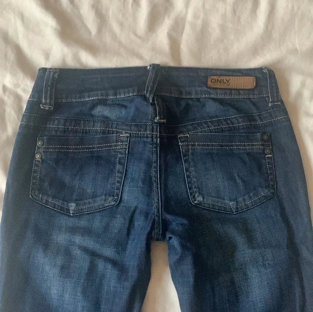 Storlek 28/34, lite små i storleken skulle passa en S/XS. Ganska tunt jeans material . Jeans & Byxor.