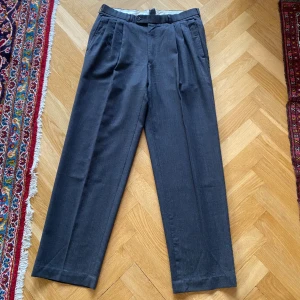 Mörkgrå kostymbyxor - Tidslösa! Bra skick och kvalite. Storlek: 31/33. Pris: 199kr 
