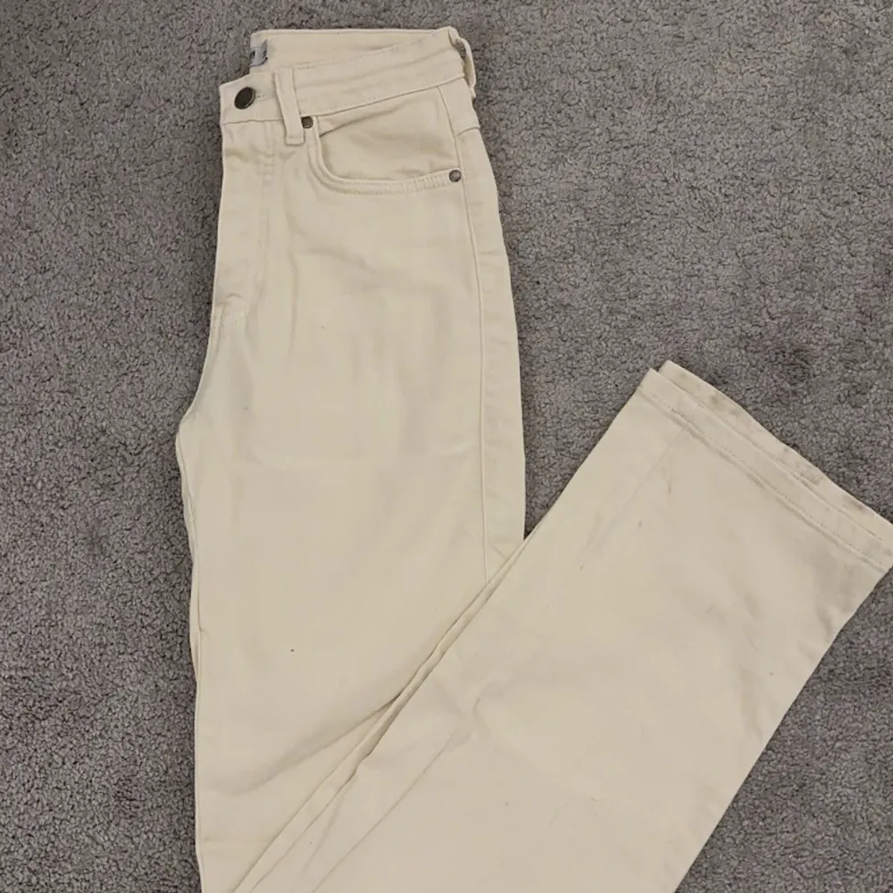 Säljer mina beiga jeans ifrån madlady som knappt är använda. De är storlek 32 men sitter som 34. Farkut & Housut.