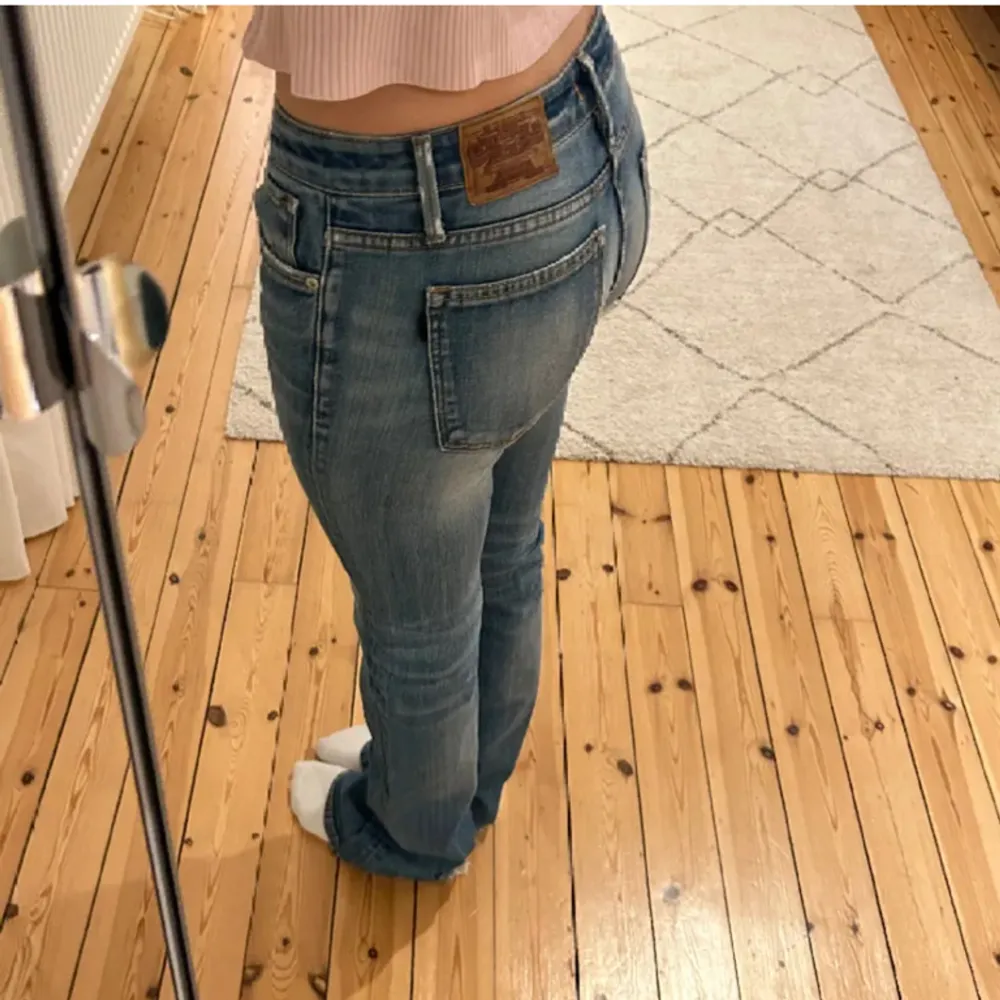 Så fina lågmidjade Jeans! Midjemåttet rakt över är 37cm och innerbenslängden är 82cm.(bilderna är ifrån förra ägaren). Jeans & Byxor.