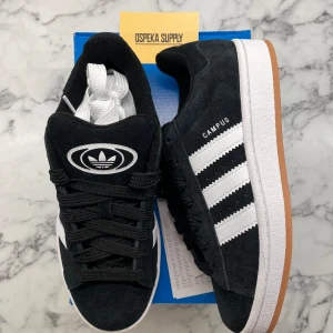 Adidas Campus 00s ”Black Gum” (Junior)  - Helt nya och oanvända Adidas Campus Black Gum gs. Storlek: 37 1/3. Vita skosnören finns med! Pris: 1199+frakt 