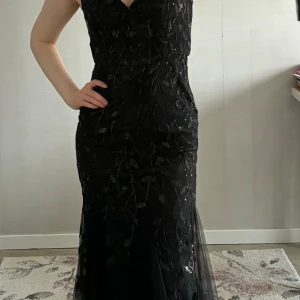 Balklänning  - Klänning är helt ny, inga problem (kan komma med ännu fler bilder). Klänningen skulle passa perfekt för dig med större höfter och bröst 🥰  Jag är 164cm lång och den är hela vägen ner och lite till samt att jag väger 56kg ❤️