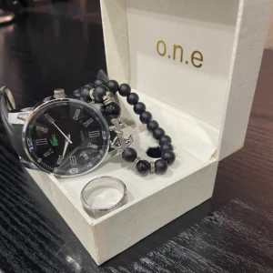 Silverklocka bundle  - Ännu en skön bundle där du får en Lacoste silverklocka som fungerar samt får du ett pärlarmband och en silverring som kompletterar hela din outfit! Vid minsta fundering hör av er✔️