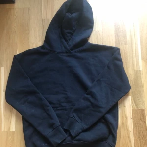 Black hoodie  - Jag säljer denna hoodien för att jag inte använder den längre, den är använd max 5 gånger så är nästan som ny. Den är i storlek 158-164 men passar som en S😊
