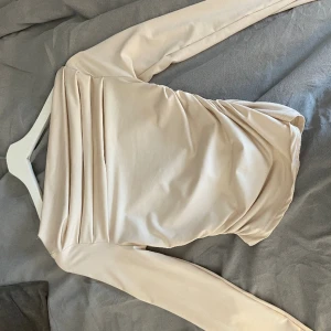 Beige/vit tröja  - Xs/s använd 1 gång