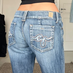 Guess jeans - midjemått: 36cm rakt över, innerbenslängd: 78cm 💗  