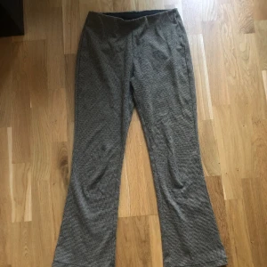 Byxor - Säljer dessa byxor för att de är lite för stora i midjan och för att det inte är min stil, dom är använda 1 gång så är nästan nya 