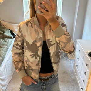 Camo jacka - Camo jacka, strl. 43 men passar mig som är en 38a🩷