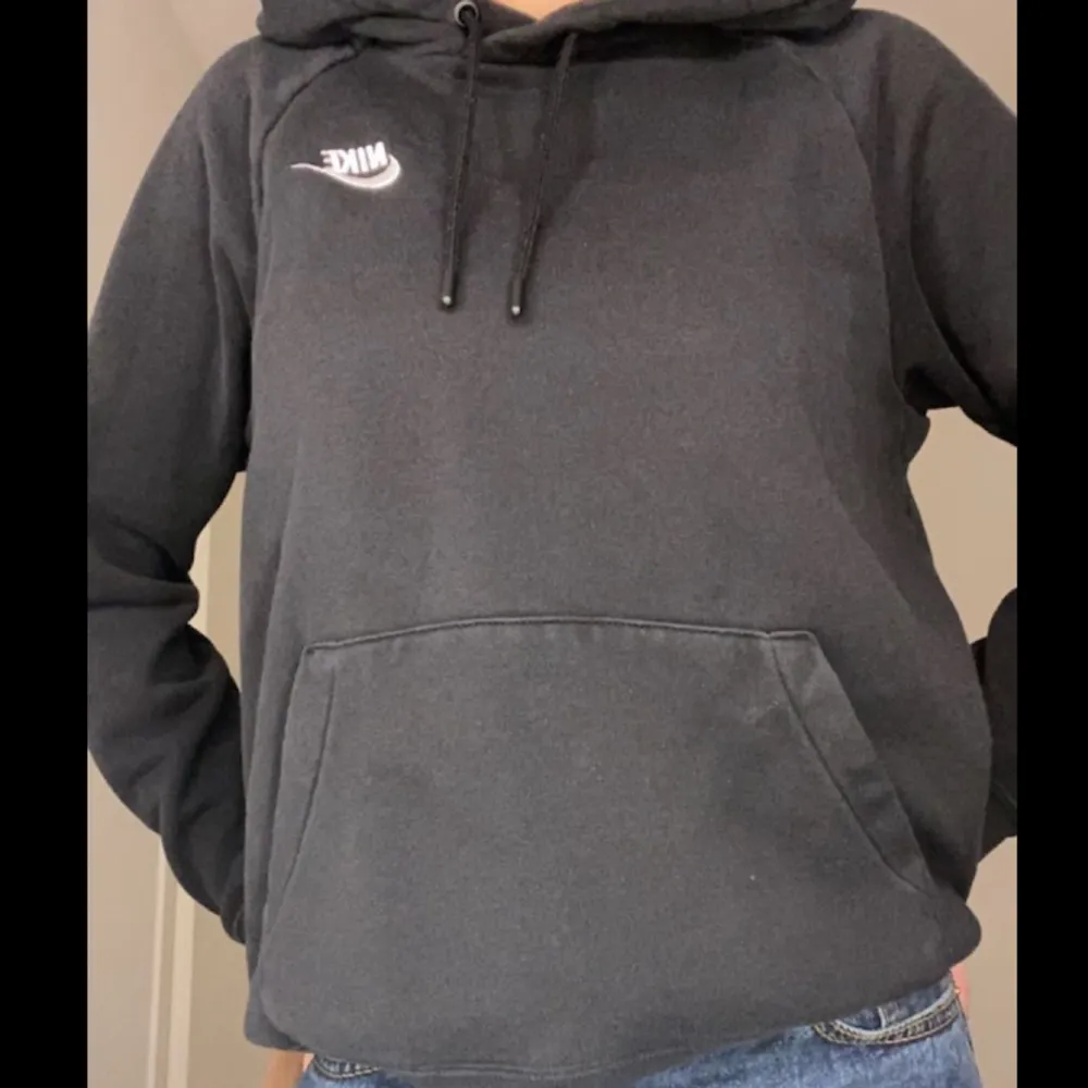 Svart hoodie som passar till allt. Köpt för 500 och säljer för 300 kr. Den har inga defekter och är i perfekt skick . Hoodies.