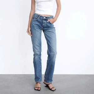 Säljer dessa mörkblå jeans från Zara. Den är i ett mycket bra skick. Nypris 359kr. Raka i modellen och är medelhögmidja. Säljer pga att dom blivit för små för mig tyvärr😔💕