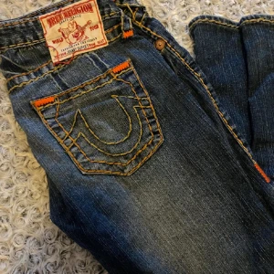 True religion jeans  - Tecken på användning och lite slitna därav priset, bilder från förra säljaren. Säljer då de var för långa på mig (160cm) men passade annars på mig som bär storlek 38 på jeans🤎