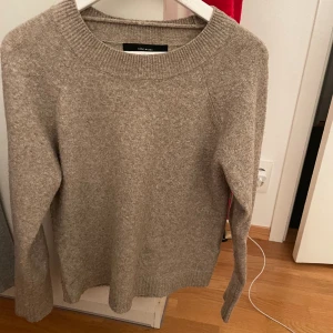Beige stickad tröja 😅😅 - Säljer min beige stickade tröja från vero Moda😅😅den är endast använd få tall gånger, bra skick🥰har storlek xs i den. 
