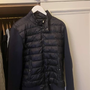 Cardigan - Här har vi en skön ralph lauren cardigan, skick 8/10, har ett litet hål som man ser på sista bilden annars bra skick. Dm för funderingar och fler bilder😀