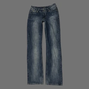 Lågmidjade y2k bootcut jeans - Otroligt fina lågmidjade y2k bootcut jeans!😍 midjemåttet: 38cm tvärsöver innerbenslängd: 84cm PS; KOLLA IGENOM MITT KONTO NI KOMMER HITTA MÅNGA Y2K OCH VINTAGE PLAGG 