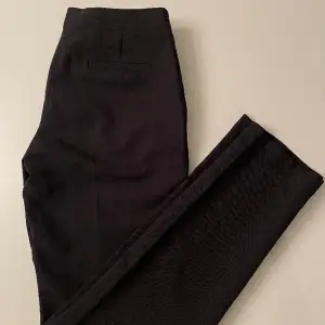 Raka svarta kostymbyxor köpta från Primark, säljs pga passar ej längre men är i bra skick!