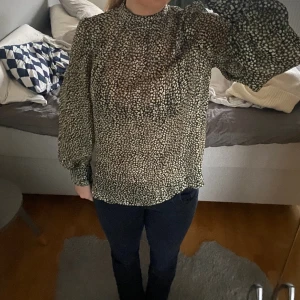 Hm blus - Superfin blus från Hm, i ett tunnt, lättgenomskinligt, mönstrat tyg. Blusen är aldrig använd utan endast prövad, i storlek S. 