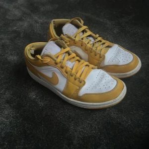 Air jordan 1 low  - Säljer dessa snygga Jordans i 7/10 skick. Nypris: 3000kr, mitt pris: 499