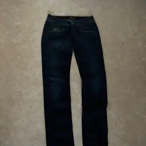 Lågmidjade jeans och har aldrig använt då de är för stora i midjan.  Från grenen till foten, 84cm. 