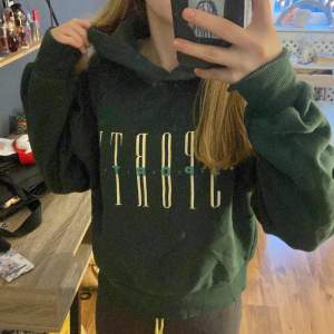 SUPERSKÖN mörkgrön hoodie ifrån Gina Tricot med luva💞