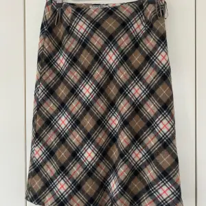 Fin rutig kjol i ”burberry” stuk i ett tjockt och vart material. Är i bra skick och kvalitet