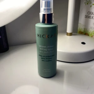 Hickap settingspray - Aldrig använd, fick i julkalendern så därav säljer jag den❤️ slutsåld på deras hemsida 