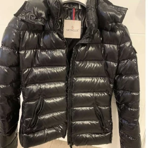 Moncler bady ny skick - Säljer denna moncler bady.inga tecken på användning, ny skick! Kvitto och prislapp finns kvar