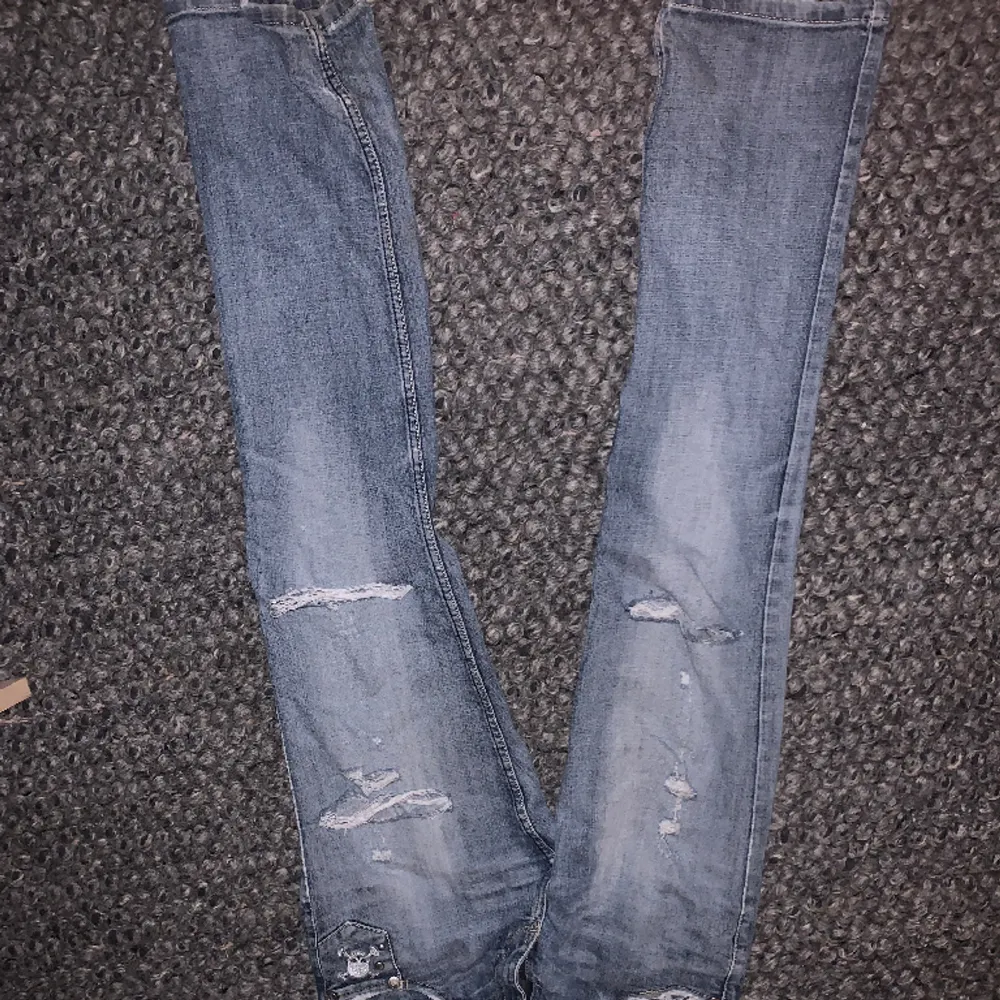 As snygga lågmidjade jeans som är Långa! Har silver detaljer fram o bak:) står ingen storlek men passar mig som brukar ha 36-38 i byxor.  Midjemått: ca 39 cm Innerbenslängden:84cm. Jeans & Byxor.