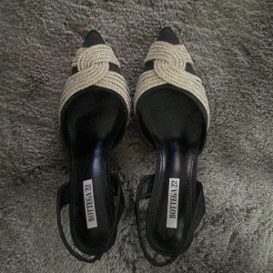 Bottega  - Säljer mina fina Bottega sandaletter i storlek 38 men mer som en 39💖