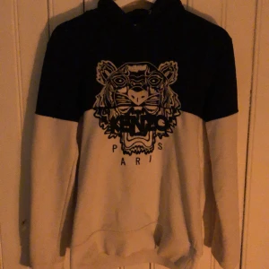 Kenzo tröja  - Kenzo tröja i bra skick, 8/10. Storlek medium (M). Vit och mörkblå färg.