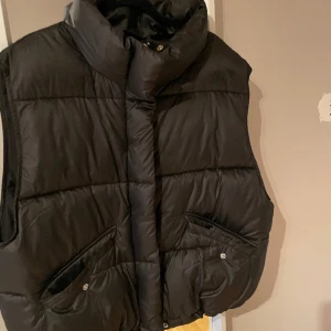 Tjockare väst - En svart lite tjockare väst utan luva. Str 38. Knappast använd så som ny i skicket😊 