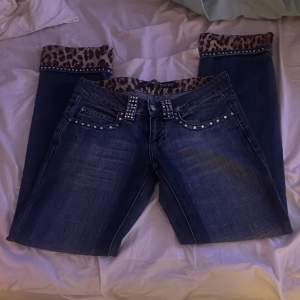 intressekoll på dessa skitsnygga jeans med leopardprint o rhinestones! (pris kan diskuteras!) 9/10 skick, säljer då de tyvärr var lite för små för mig, kom priv för bild på💓