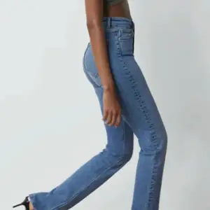 Zara jeans i storlek 34, snygga jeans med slits nedtill.