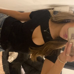 Svart topp🖤 - Svart kortärmad topp i storlek M men funkar även på mig som brukar ha s/xs🖤