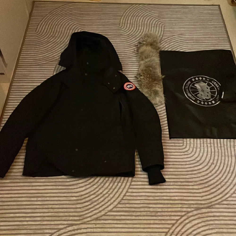 Säljer min canada goose jacka, knappt använd och jag har ägt den i ungefär en månad. Köptes för 3000kr och säljer nu för 1800kr. Jackor.