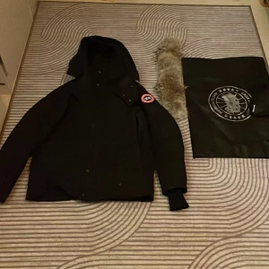 Canada goose jacka - Säljer min canada goose jacka, knappt använd och jag har ägt den i ungefär en månad. Köptes för 3000kr och säljer nu för 1800kr