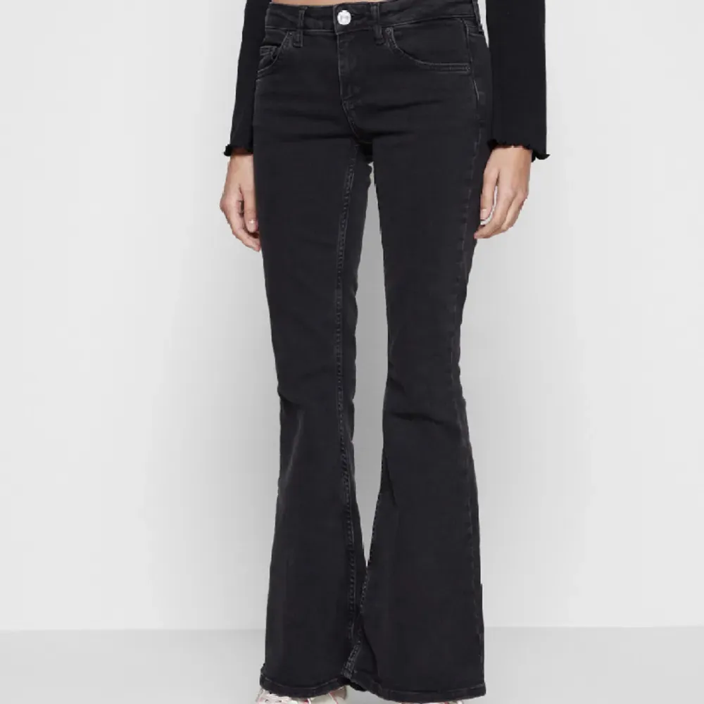 Söker dessa lågmidjade jeans från bdg Urban outfitters!!. Jeans & Byxor.