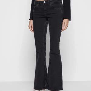 Söker dessa lågmidjade jeans från bdg Urban outfitters!!