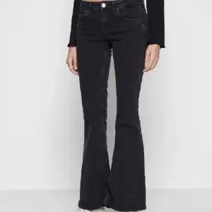 Söker dessa lågmidjade jeans från bdg Urban outfitters!!