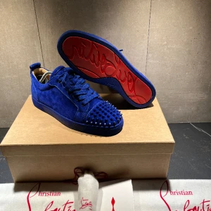 Loubs - Christian Louboutins🩸 - Size: 40 fits 41 - Cond: 9,5/10  - Bin:3799kr - Bud:3499kr    - Bud höjs med minst 100kr! - Box, extra snören och kuvert ingår 