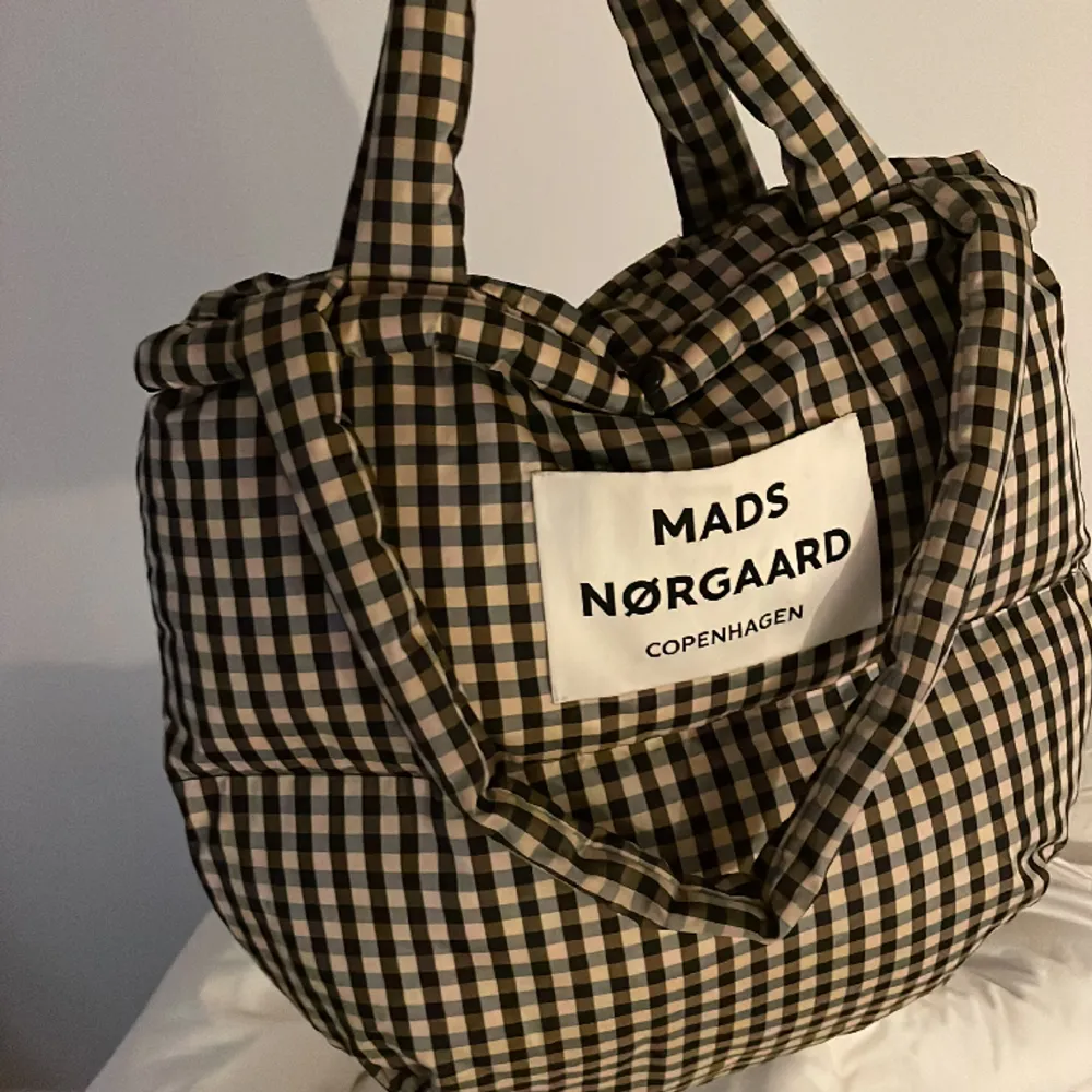 Säljer min väska från Mads Nørgaard i fint skick.. Väskor.
