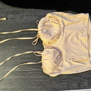 Söt topp i beige  - s men funkar som xs 