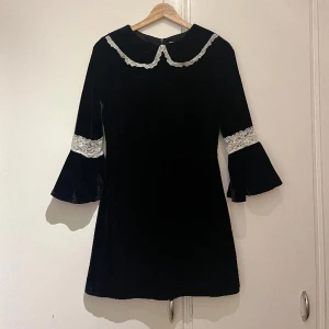 Svart sammetsklänning med klockformad ärm - Sötaste klänningen, BikBok X Elsa Hosk. 🖤 Svart sammet med söt krage och spets. Klockformad ärm.  Storlek XS.  I fint skick! Har en söm som gått upp lite i ena armhålan men absolut inget som syns 🖤
