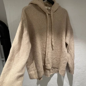 Stickad hoodie💓 - Beige stickad hoodie från H&M💘💘storlek M/L men sitter bra på mig som vanligtvis har XS/S