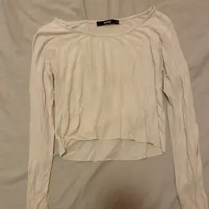 En kort långärmad tröja som inte kommer till användning 