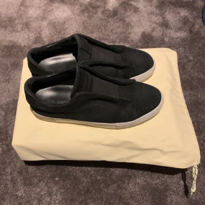 Arigato - Arigato Laceless sparsamt använda. Skick: 8/10. Påse och skolåda inkluderat. Pris kan diskuteras. 