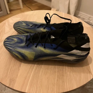 Adidas Nemeziz - adidas nemeziz, en mycket sällsynt modell som inte går att få tag i längre. Storlek 44