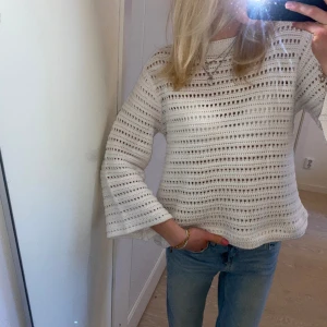 Stickad tröja - Helt sjukt snygg stickad tröja med trekvartslånga utsvängda ärmar🥰 sparsamt använd 